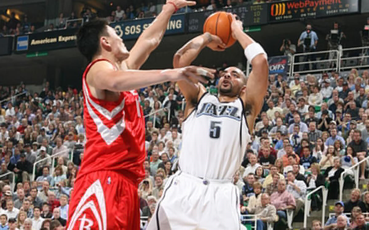 足球报：浙江队花4亿是谣言；韦世豪、李磊先后来做康复（《足球报》辟谣：浙江队花4亿不实，韦世豪、李磊相继接受康复）