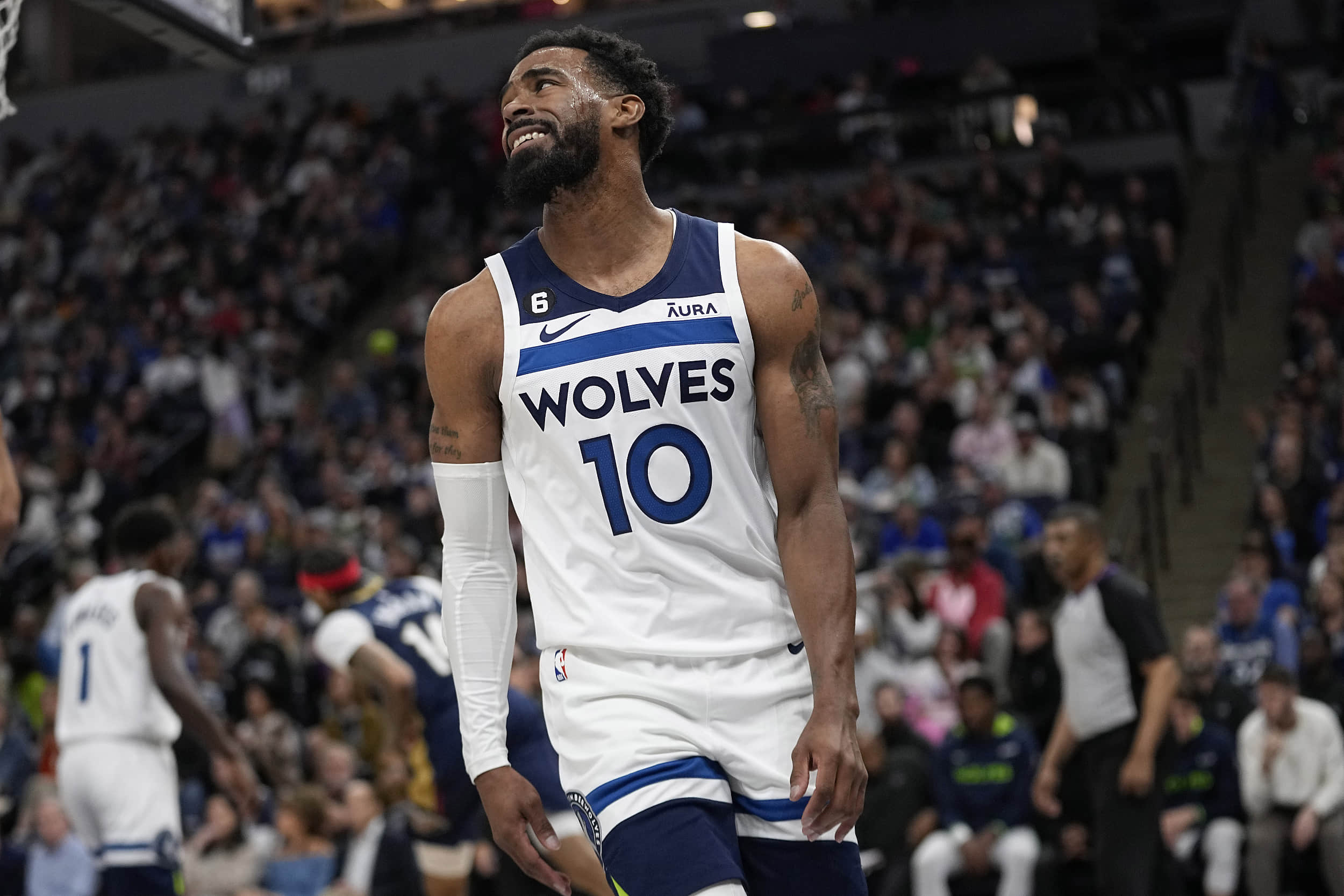 开始北伐！曼联在客场以4比1轻取狼队，3轮不败后升第6（北上征途开启！曼联客场4-1胜狼队，三轮不败升至第六）