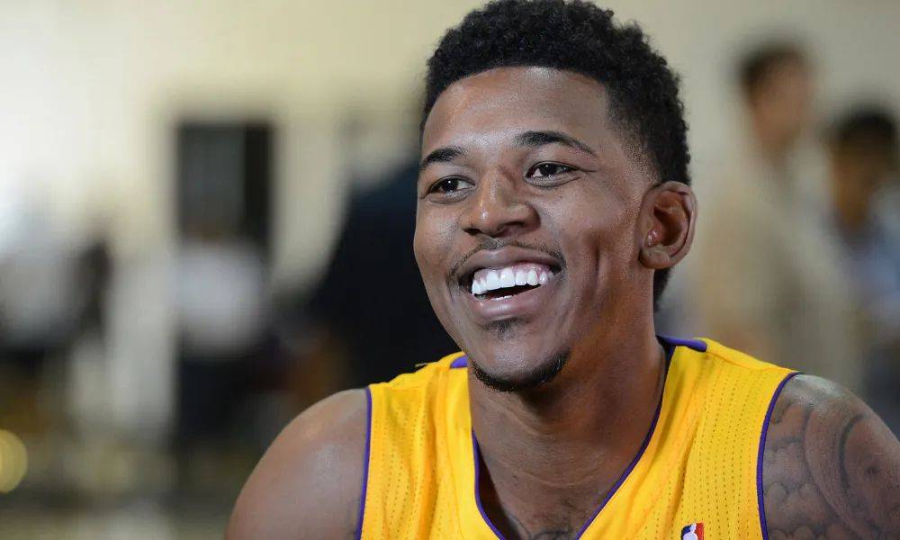 跟队记者：迈尼昂看起来不会续约，但阿莱格里仍在试图说服他（随队记者：迈尼昂续约希望渺茫，阿莱格里仍在努力劝说他）