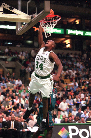 亚特兰大4-0十人热那亚晋级意杯8强，吉姆西蒂、德容恩破门（亚特兰大4-0横扫十人热那亚，挺进意杯八强，吉姆西蒂、德容恩建功）